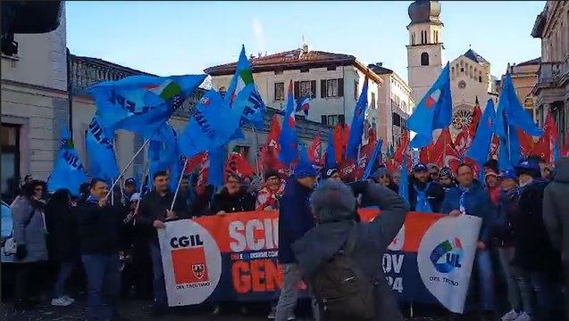 I sindacati in piazza a Trento per lo sciopero generale contro la manovra