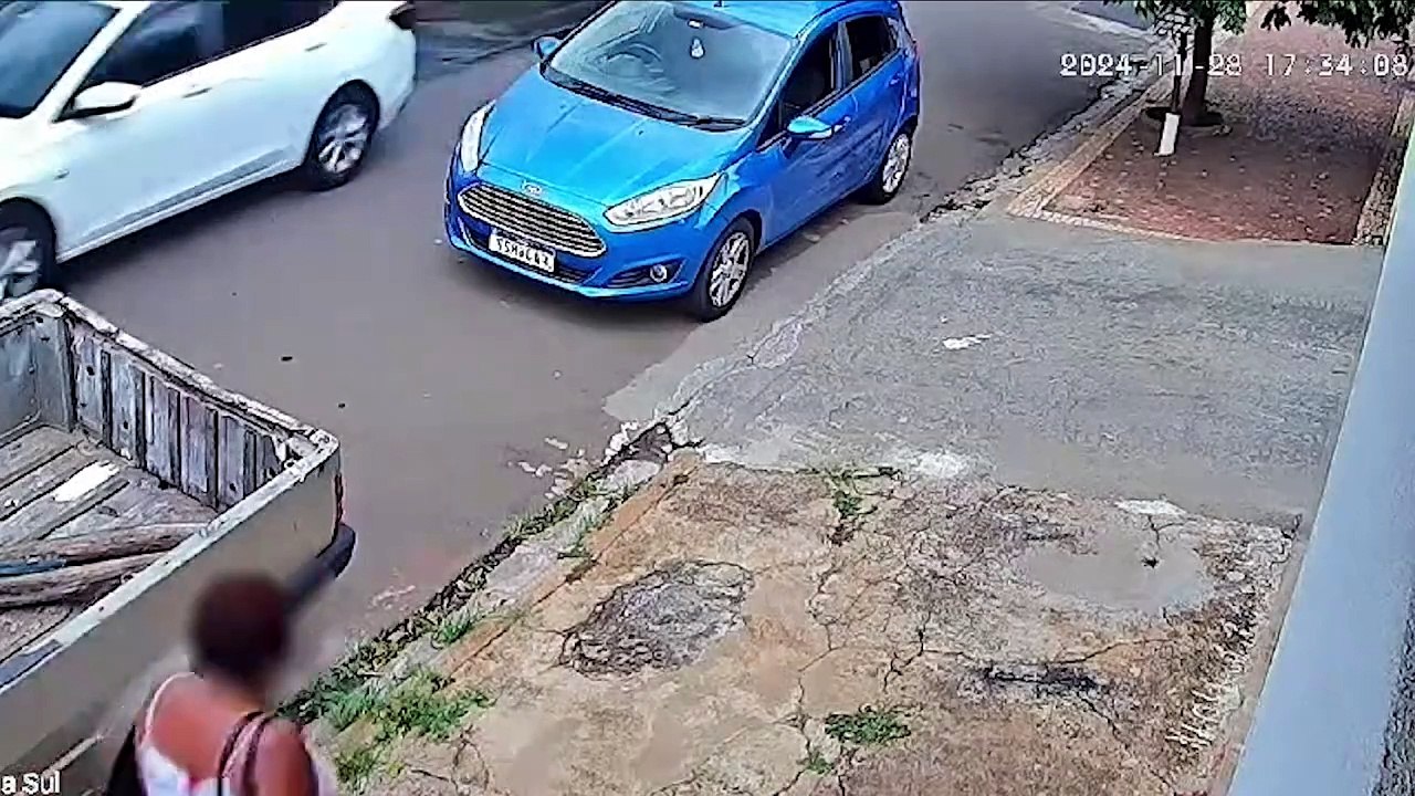 Bandido joga mulher no chão tentando roubar bolsa no meio da rua