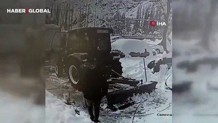 Kar kütlesi adamın kafasına düştü, neye uğradığını şaşırdı