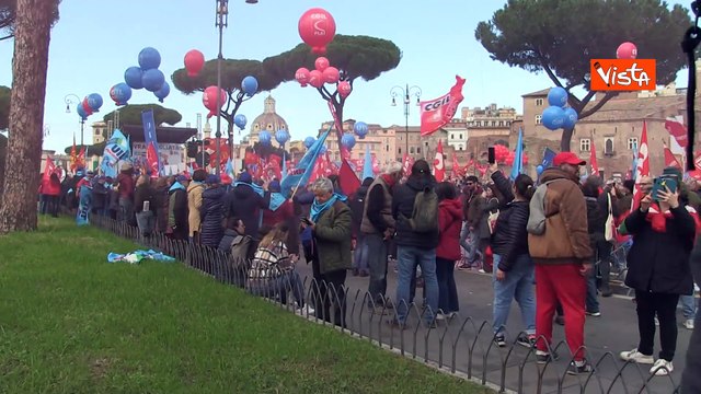Sciopero del 29 novembre, il corteo a via dei Fori Imperiali a Roma canta Bella Ciao