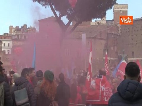 Sciopero del 29 novembre, il corteo a via dei Fori Imperiali a Roma canta Bella Ciao