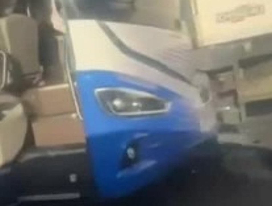 Bus von Real Madrid kracht in LKW