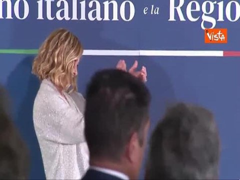 Meloni abbraccia Fitto commossa alla firma accordo sviluppo e coesione tra Governo e Regione Puglia