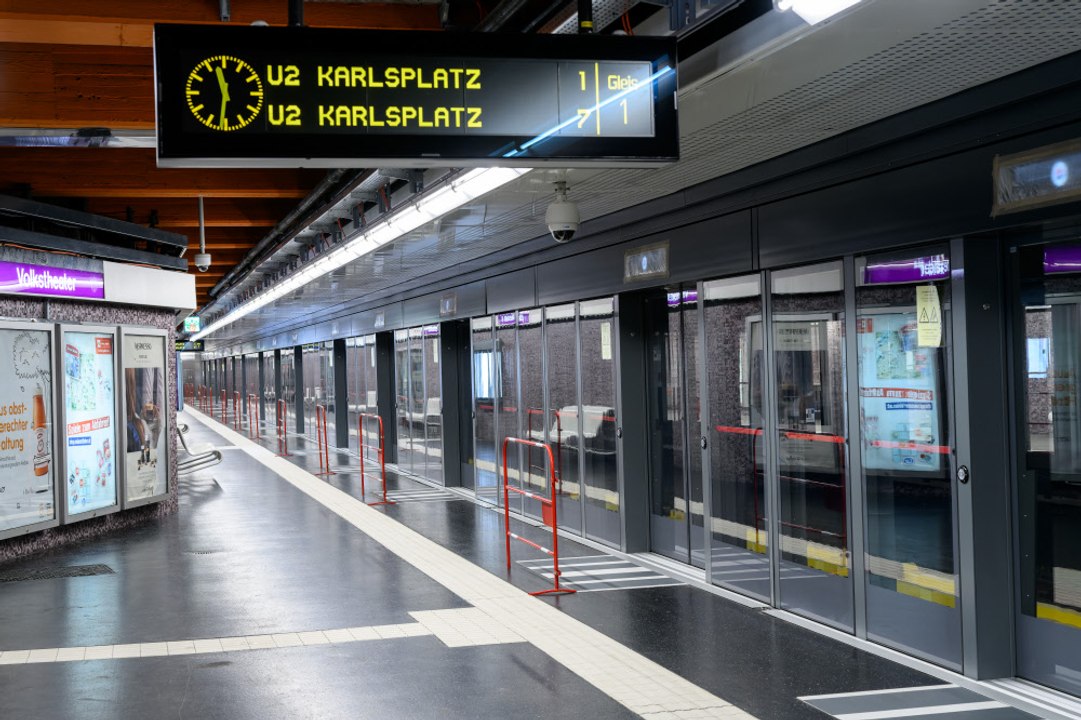 Probefahrt: Die neuen Bahnsteigtüren der U2