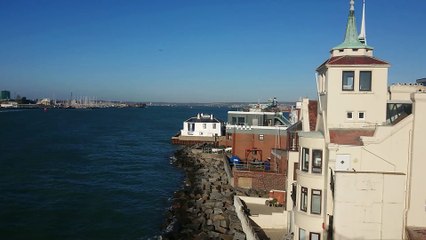 HMS Queen Elizabeth sitting in Portsmouth