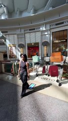 Se viraliza por ir de compras acompañada de cuatro robots