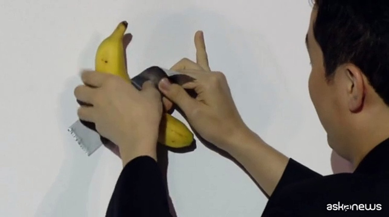Mangia la banana di Cattelan comprata per 6 milioni