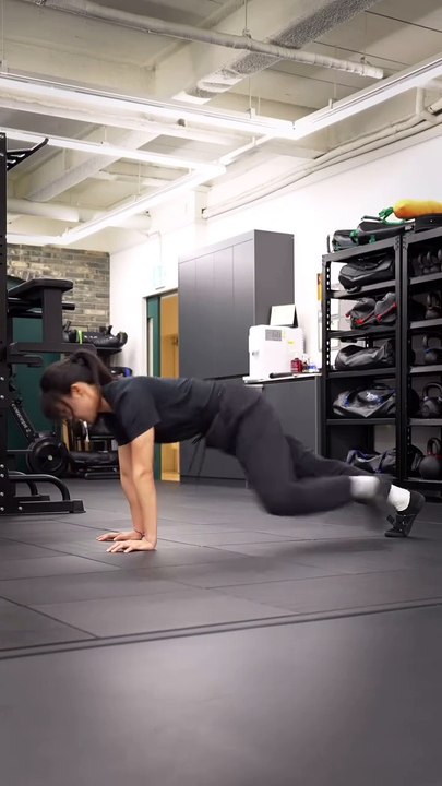 Une fille s'échauffe avant sa scéance de sport