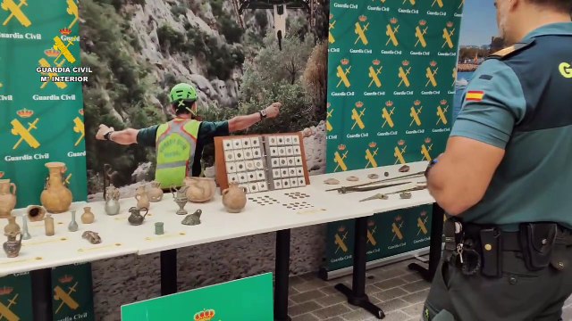 Antiguos objetos expoliados de yacimientos históricos e incautados por la Guardia Civil en la vivienda de una jubilada alemana en Mallorca