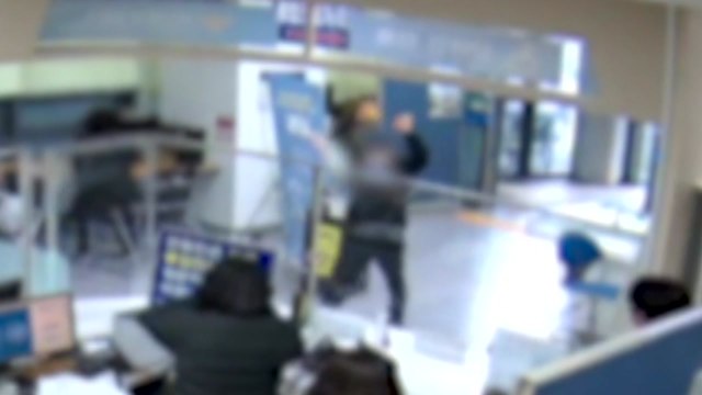 수사 결과 불만 ...경찰서 민원실에서 분신 시도 60대 체포 / YTN