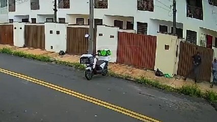 Câmera de segurança registra fuga de assaltantes de banco; veja vídeo