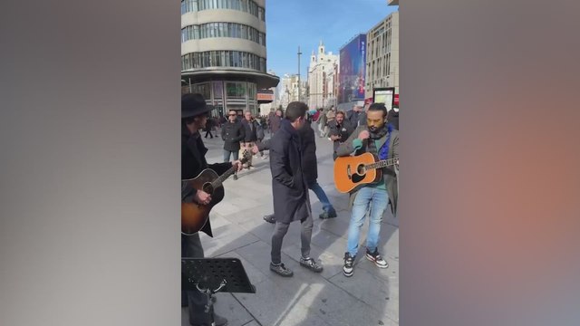 Dani Martín sorprende a todos dando un concierto en pleno centro de Madrid