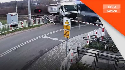 Tujuh cedera, kereta api dan lori bertembung