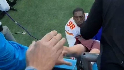 Un joueur de football américain sauve la vie d'un jeune supporter
