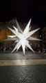 Barcelona ilumina la gran estrella de Navidad en plaza Sant Jaume