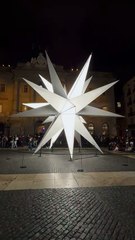 Barcelona ilumina la gran estrella de Navidad en plaza Sant Jaume