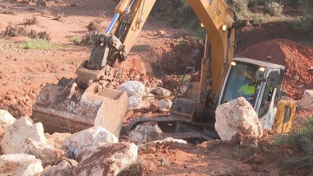Mazón visita en Utiel diversos caminos rurales afectados por la Dana