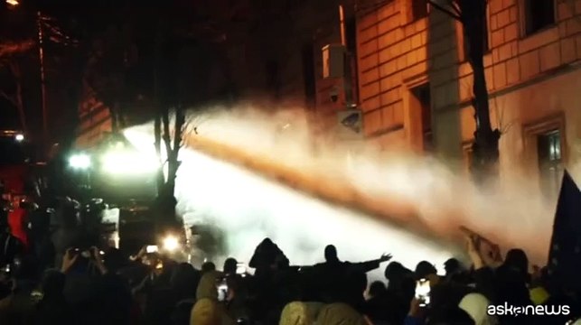 Georgia, gas lacrimogeni contro l'opposizione di nuovo in piazza