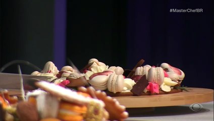 Jacquin derruba doce e transforma cena tensa em momento divertido
