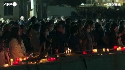 Un mese dall'alluvione di Valencia, candele accese a Paiporta