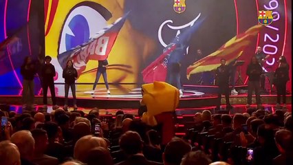 CAT, la nueva mascota del Barça, se divierte en el Liceu con Gavi y Lamine