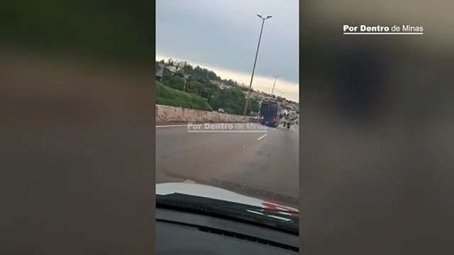 Ônibus desgovernado atinge diversos carros no Anel Rodoviário em Belo Horizonte