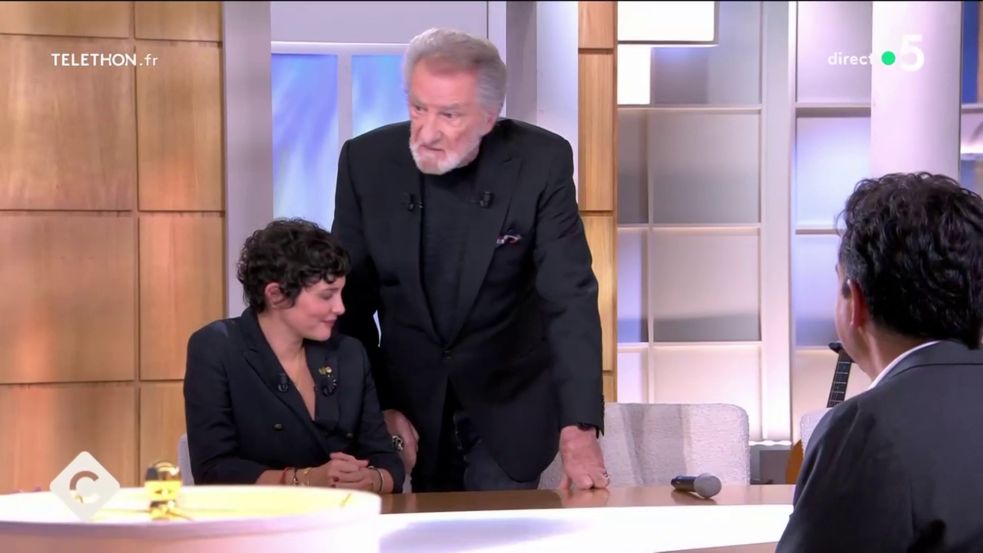 VOICI - "Qu’est-ce qui s'est passé ?" : vive inquiétude dans C à vous lors  de la venue d'Eddy Mitchell (ZAPTV)