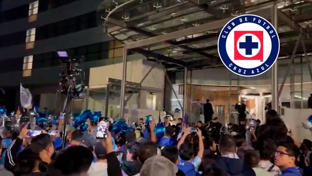 Afición de Cruz Azul sigue ilusionada a pesar de la goleada que les propinó Xolos; les llevan serenata