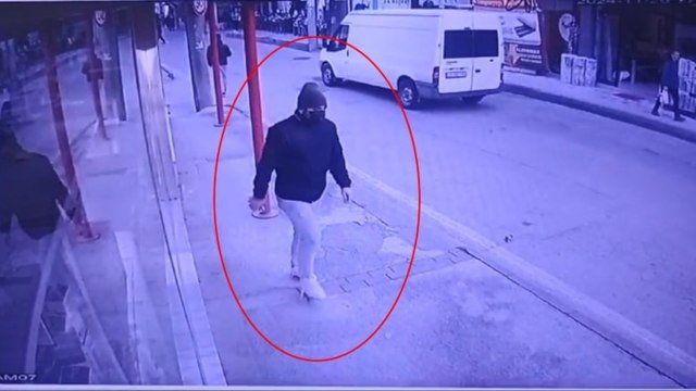 Bursa'da kendisini polis ve savcı olarak tanıtan dolandırıcı 100 kamera görüntüsü izlenerek yakalandı