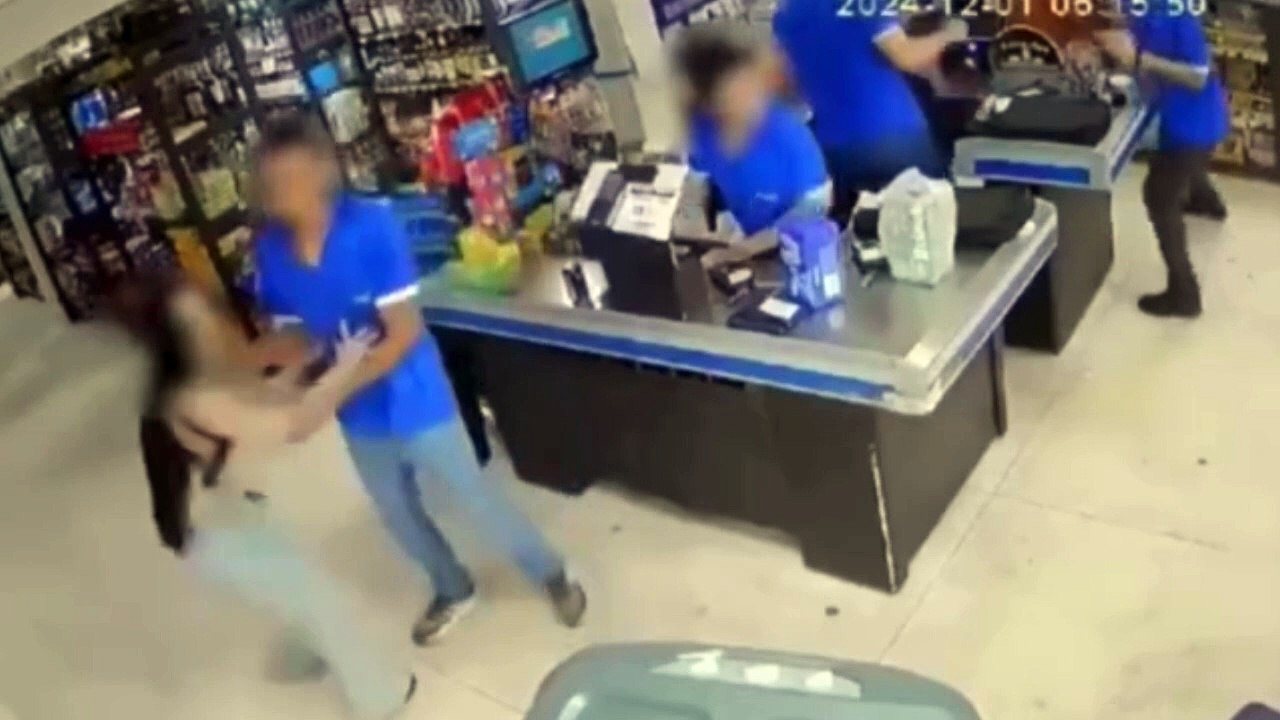 Mulher invade distribuidora de bebidas com carro após discutir com funcionária