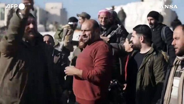 Siria, i ribelli jihadisti festeggiano per le strade di Aleppo