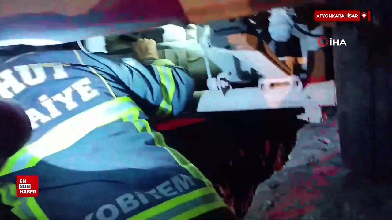 Afyonkarahisar'da itfaiye yavru kediyi girdiği araçtan yarım saatlik müdahale sonrası çıkardı