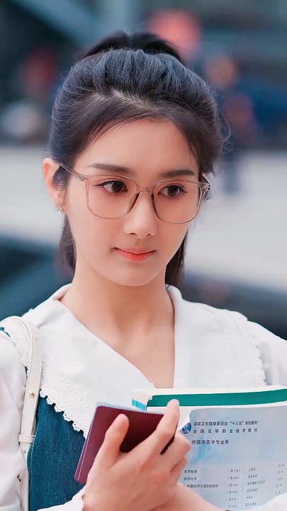 By chance, Makenna saved Adrian with her blood fifteen years ago and promised to marry him when she grew up. However, on their wedding day, Makenna fled abroad. The two had been married for five years but never crossed paths again. Throughout this period,