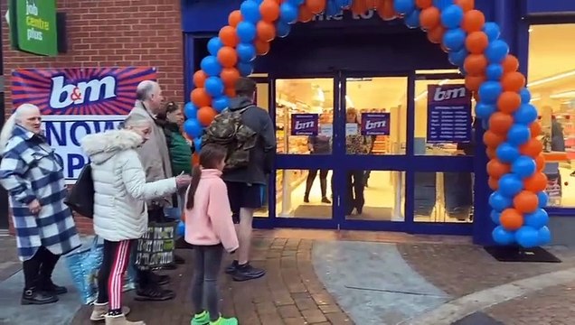B&M opens in Arundel Street Portsmouth as shoppers queue to be the first to get their hands on bargains