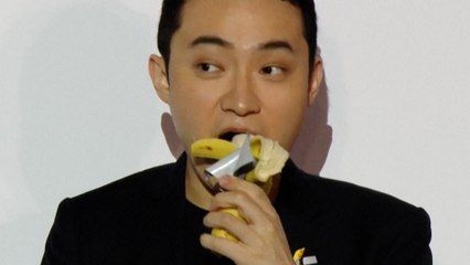 Justin Sun mange la banane qu’il a achetée à 6 millions d’euros