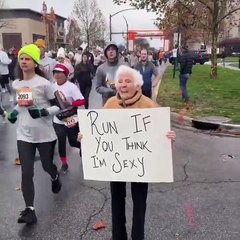 Une mamie au sommet de l’humour : sa pancarte fait sprinter la foule !