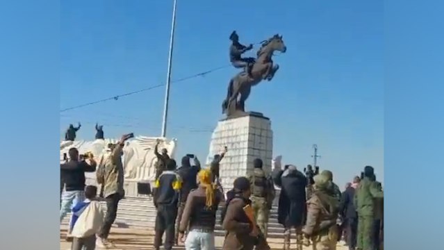 HTŞ Halep'e girdi, Beşar Esad'ın babasının heykeli yıkıldı