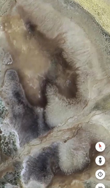 image d'un vieillard et d'un homme qui apparaît sur Google earth après un zoom in