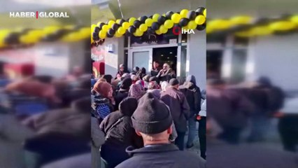 Ürünler yarı fiyatına indi, vatandaşlar birbirini ezdi durdu