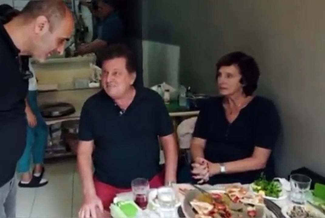 Vedat Milor yemek yerken fotoğrafı çekilince çıldırdı: Ben maymun değilim