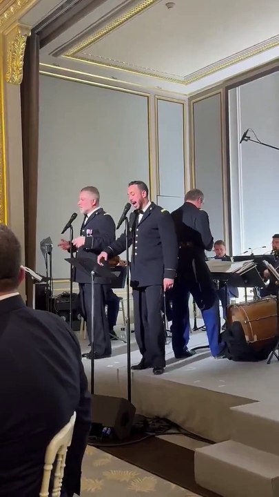 Un dîner d’État à l’Élysée aux rythmes africains : la Garde Républicaine danse sur P-Square et Bracket