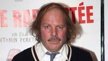 GALA VIDEO - Philippe Katerine apparaît nu lors d’un concert à Marseille : le chanteur n’a (toujours) pas froid aux yeux !