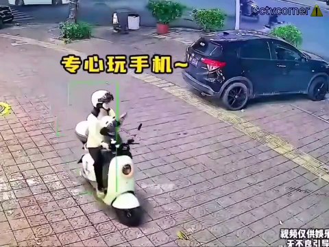 Hey maman, tu devrais prendre des leçons de conduite