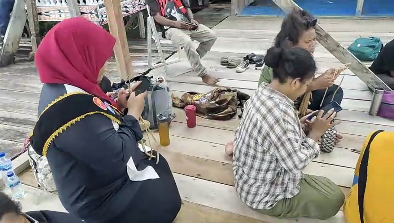 Pemuda Hobong Papua Berlatih Memanfaatkan Eceng Gondok