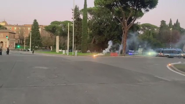 Corteo pro Palestina a Roma, petardi contro polizia e vetrine imbrattate - Video