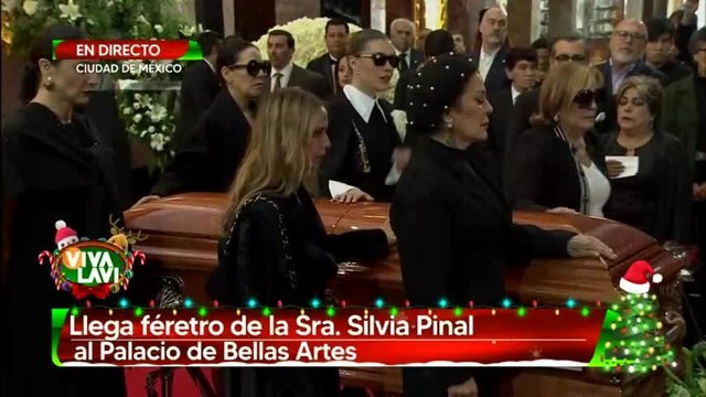 Llega féretro de la Sra. Silvia Pinal al Palacio de Bellas Artes