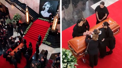 Homenaje a Silvia Pinal en Bellas Artes inicia con sus hijas y nietas despidiéndose de la Diva Mexicana