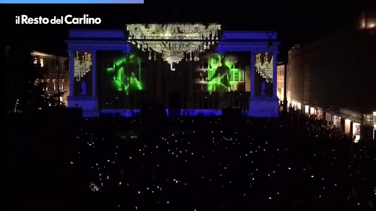 Natale Pesaro 2024, il video dell'accensione delle luminarie in piazza del Popolo