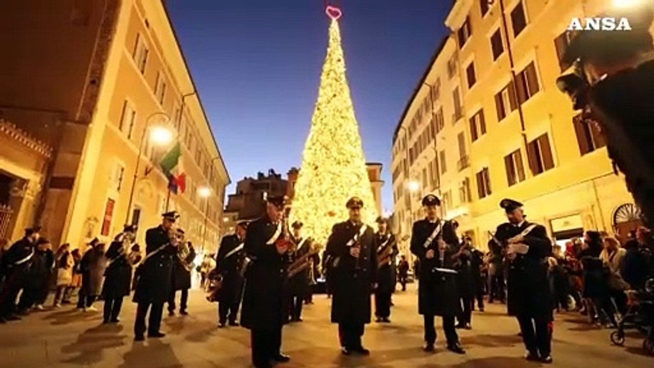 Natale, le note dell'Arma dei Carabinieri accendono l'albero in centro a Roma