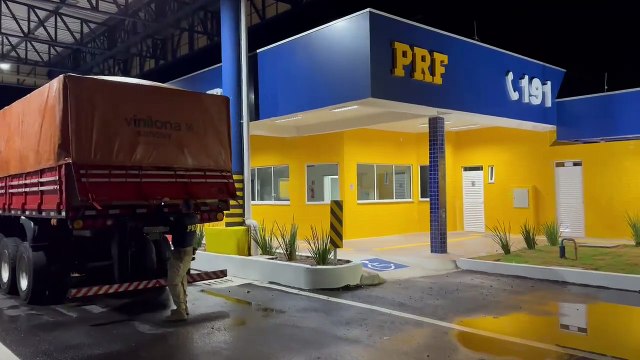 PRF de Alto Paraíso apreende 450 mil maços de cigarros que seriam entregues em Umuarama